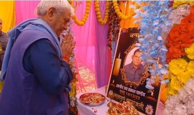 प्रोटोकाल तोड़कर अपनो से मिलने पहुंचें एल जी मनोज सिन्हा मौजुद लोगों की आंखे हुई नम