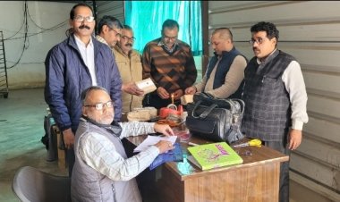 खाद्य पदार्थों का जांच के लिए लिया गया सैंपल, छापेमारी से हड़कंप