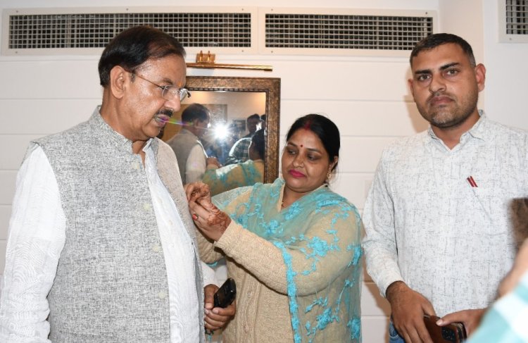 एचआईवी रोगियों को दवा दिलाए जाने के लिए सांसद से मिले