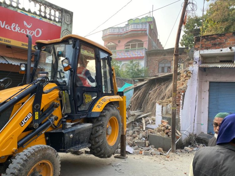 माफिया मुख्तार अंसारी के खास वर्तमान चेयरमैन के अवैध मकान पर चला बुलडोजर