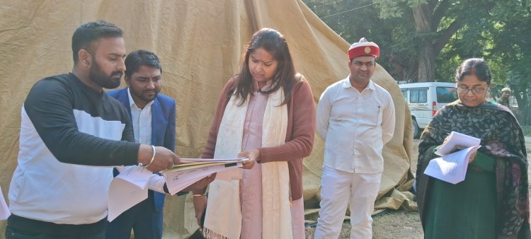 धान क्रय केंद्र पर फर्जी व्यक्ति देख भड़की डीएम,किया पुलिस के हवाले