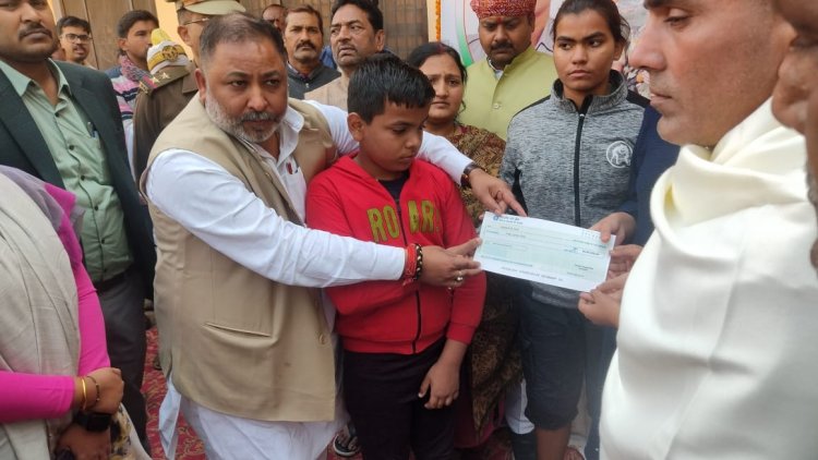 शहीद अखिलेश राय के घर पहुंचें मंत्री दयाशंकर सिंह, दी श्रद्धांजली 