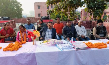 सामुदायिक स्वास्थ्य केंद्र मनिहारी पर एएनएम सविता चौबे का हुआ विदाई समारोह
