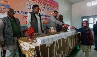 श्री महंथ मणिराज दास बलिराज पीजी कॉलेज में 484 को मिला स्मार्ट फ़ोन