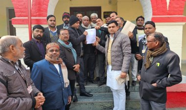 EVM हटाओ संयुक्त मोर्चा के तत्वावधान में जनपद के अधिवक्ताओं ने किया प्रदर्शन