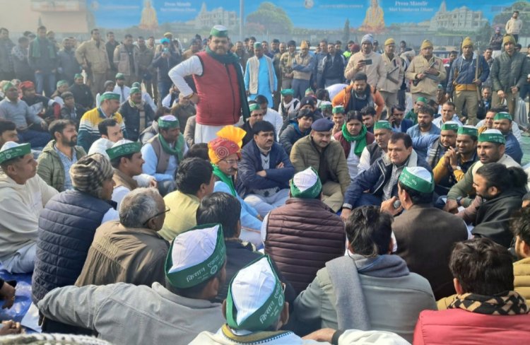 जेवर टोल पर किसान एकता संघ ने दिया धरना, टोल प्रशासन हुआ नतमस्तक