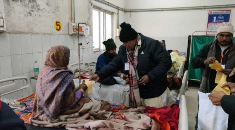 सर्वेश्वरी समूह के सदस्यों ने जिला अस्पताल और वृद्धा श्रम में किया फल, ब्रेड बिस्कुट का वितरण