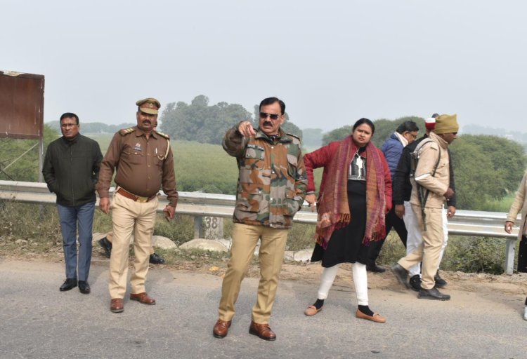 डीएम-एसपी ने किया बिहार बार्डर के पुलिस चौकियों व थानों का निरीक्षण