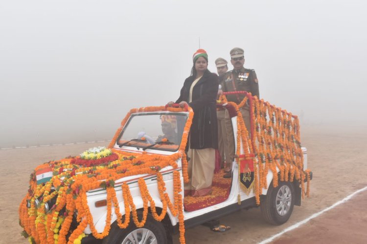 75वें गणतंत्र दिवस पर जिला अधिकारी आर्यका अखौरी ने लिया परेड का सलामी
