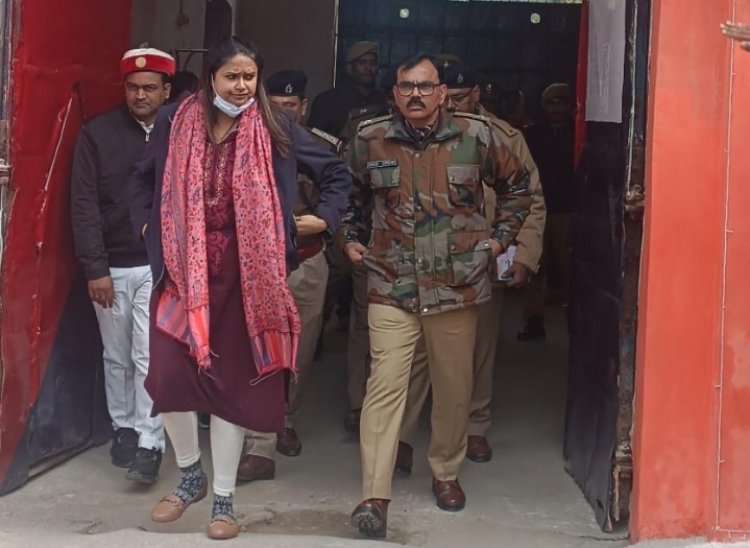 जिला जेल में औचक निरीक्षण करने पहुंचें डीएम एसपी