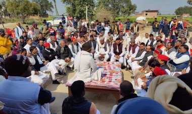 सपा नेता अमलधारी यादव के हत्या पर सपा सुप्रीमों गम्भीर, शोकाकुल परिवार को दिया सांत्वना