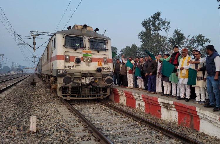 गोदिया एक्सप्रेस का ठहराव होने पर लोगों ने ड्राइवर को माला पहना किया स्वागत