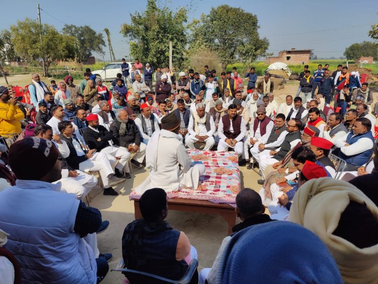 सपा नेता अमलधारी यादव के हत्या पर सपा सुप्रीमों गम्भीर, शोकाकुल परिवार को दिया सांत्वना