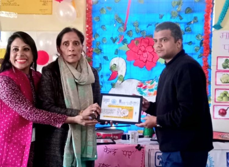 जिलाधिकारी ने आंगनबाड़ी केंद्र हरौला में हॉट कुक्ड फूड योजना का किया शुभारंभ