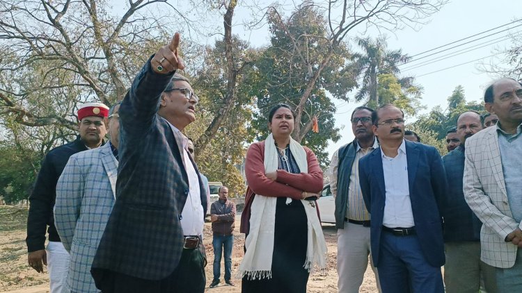 तालाब के सुन्दरीकरण के कार्य का स्थलीय निरीक्षण करने पहुंचीं डीएम
