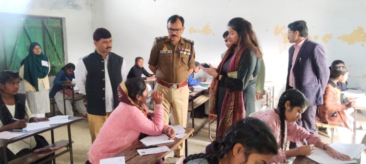 यूपी बोर्ड परीक्षा केंद्रों पर औचक निरीक्षण करने पहुंचे एसपी और डीएम