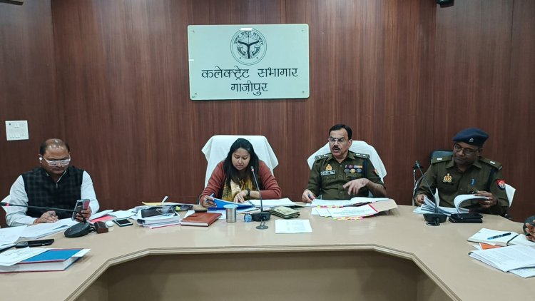 डीएम ने एसडीएम और क्षेत्राधिकारियों को दिया आदेश गुण्डा एक्ट वाले व्यक्तियों को चिन्हित कर करें नोटिस जारी