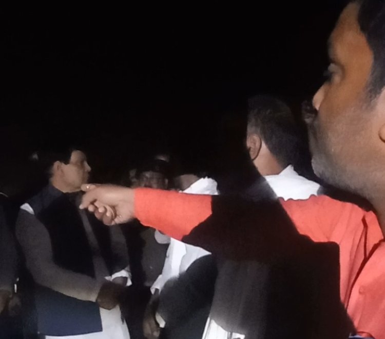 महाहर धाम घटना स्थल पर पहुंचे ऊर्जा मंत्री आक्रोशित ग्रामीणों के शिकायत पर क्षेत्रिय एसडीओ जेई समेत लाइनमैन को किया निलंबित