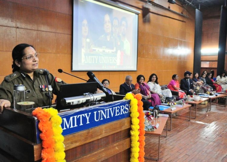 एमिटी में पुलिस कमिश्नर लक्ष्मी सिंह और रूपा गांगुली और शोवना नारायण, नारी शक्ति सम्मान से सम्मानित
