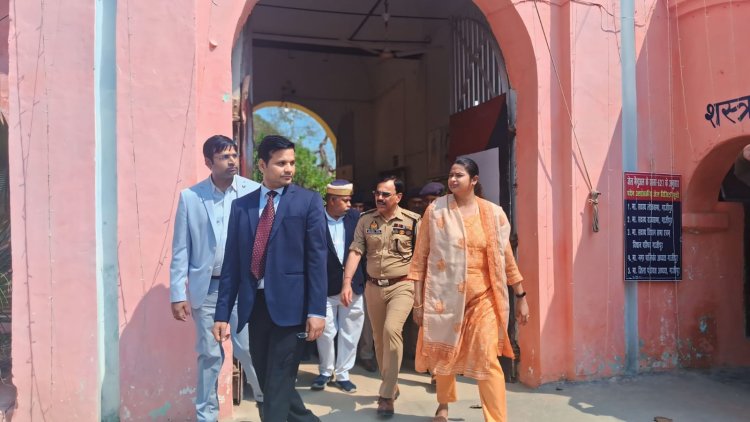 डीएम एसपी और जिला जज ने किया जिला कारागार का औचक निरीक्षण