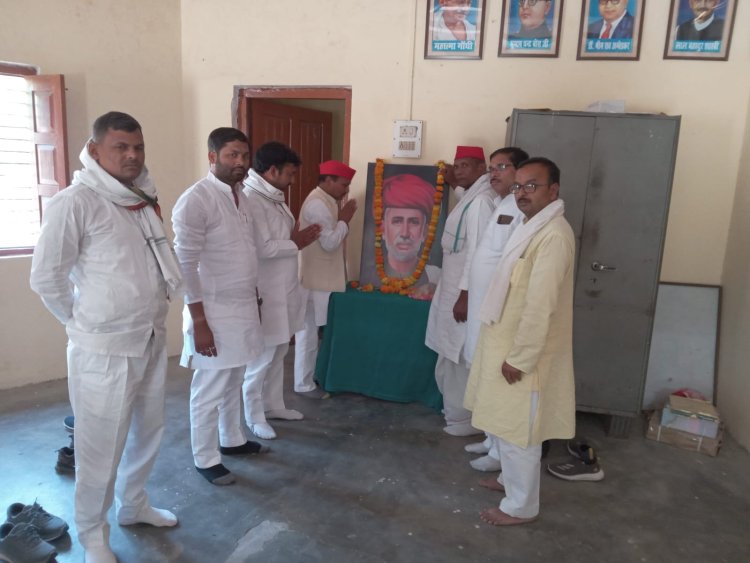 महात्मा ज्योतिराव फुले की जयंती पर सपाइयों ने दिया श्रद्धांजलि