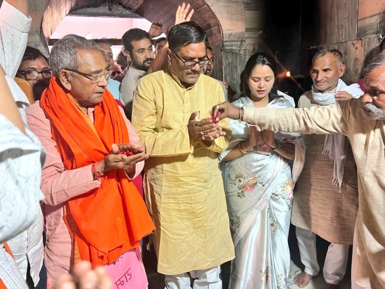 टिकट मिलते ही टीम के साथ महाहर धाम पहुंचें पारसनाथ राय