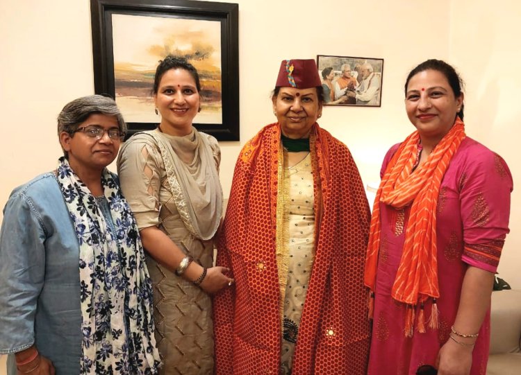 विमला बाथम को उत्तराखंड की सुप्रसिद्ध पारंपरिक पोशाक की भेंट