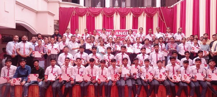सेंट एंजेल्स स्कूल में किया गया टॉपर्स विद्यार्थियों को सम्मानित