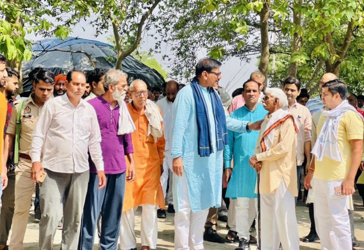 जेवर में बन रहे अंतरराष्ट्रीय एयरपोर्ट और दिल्ली मुंबई कॉरिडोर को जोड़ने वाले निर्माणाधीन एक्सप्रेस-वे से प्रभावित किसानों से की वार्ता