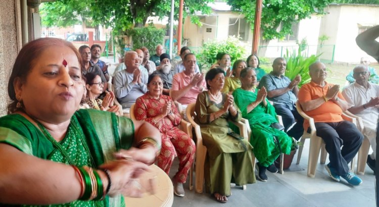 उत्साह उमंग से हंसी योग के सदस्यों ने मनाई हरियाली तीज 