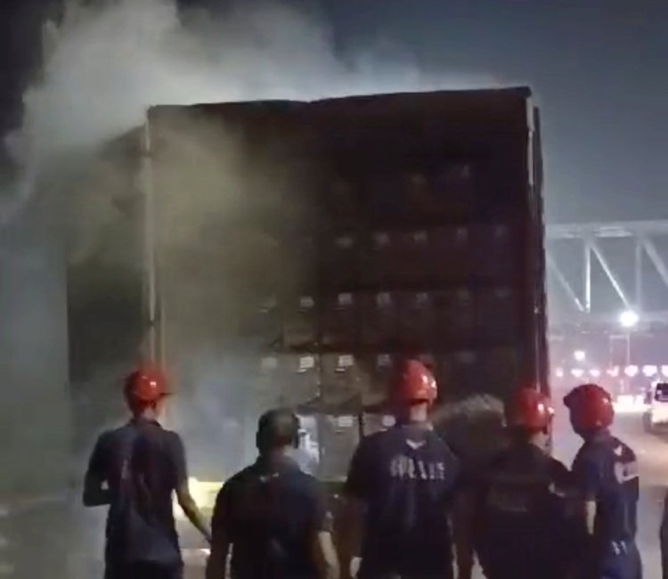 दिल्ली मुंबई एक्सप्रेस पर कंटेनर में लगी आग, कोको टावा कंपनी का लाखों का माल जलकर खाक