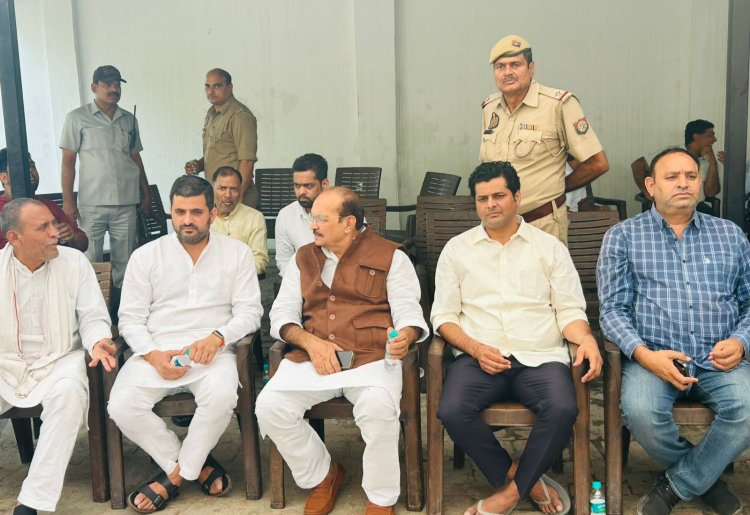 ध्यान सिंह भाटी को श्रद्धांजलि देने पहुंचे पूर्व मंत्री डीपी यादव
