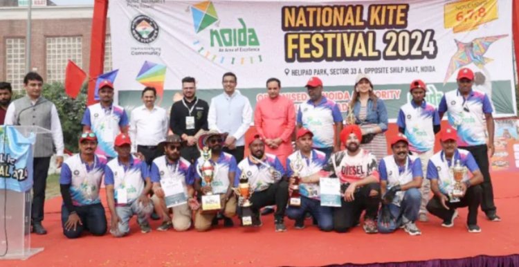 राष्ट्रीय पतंग महोत्सव में अव्वल आने वाले पतंगबाजों को सीईओ ने दिए पुरस्कार