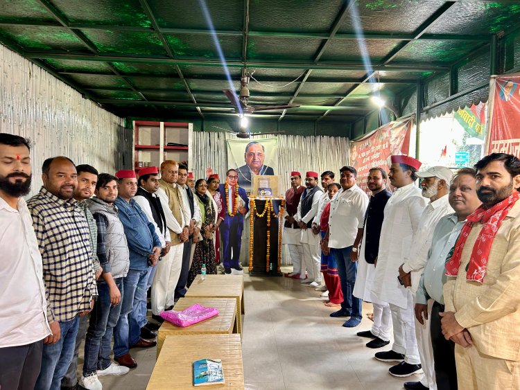 सपा नोएडा महानगर ने मनाया संविधान दिवस: लिया संविधान की रक्षा का संकल्प