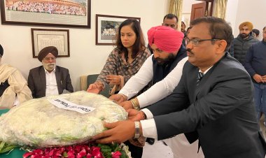 पंजाब सरकार की तरफ से हरजोत सिंह बैंस और के.ए.पी. सिन्हा ने मनमोहन सिंह को श्रद्धांजलि अर्पित की