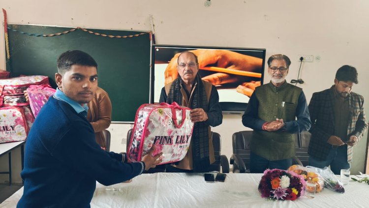 पूर्व मंत्री डीपी यादव ने जरूरतमंद बच्चों को किए कंबल वितरित