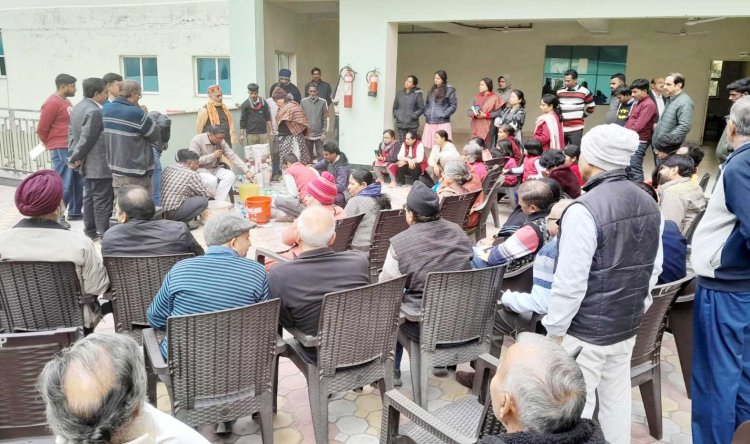 गौ सेवा गतिविधि के द्वारा लोगों को गोमय आधारित टेरीस गार्डेन का दिया गया प्रशिक्षण