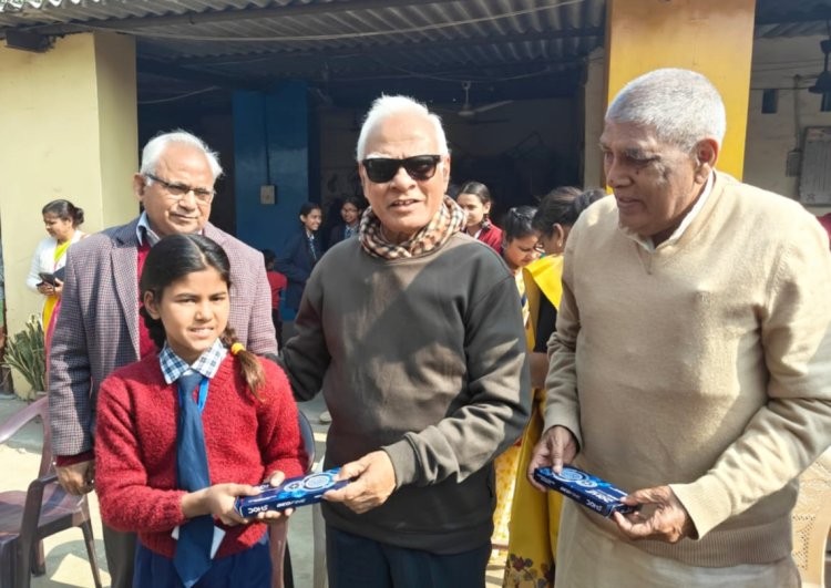 नोएडा लोकमंच द्वारा सरिता मिश्रा मेमोरियल रोलिंग ट्रॉफी निबंध प्रतियोगिता का हुआ आयोजन