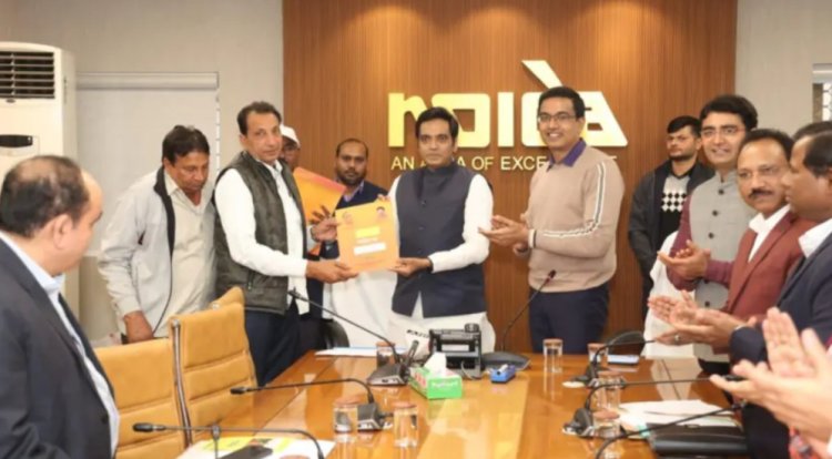 नोएडा के 23 किसानों को विधायक ने 4400 वर्ग मीटर आबादी के भूखण्डों का आंवटन पत्र किया वितरित