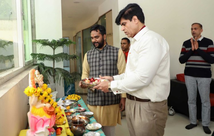 आईएमएस नोएडा में वैदिक मंत्रोचार के साथ मां सरस्वती की पूजा