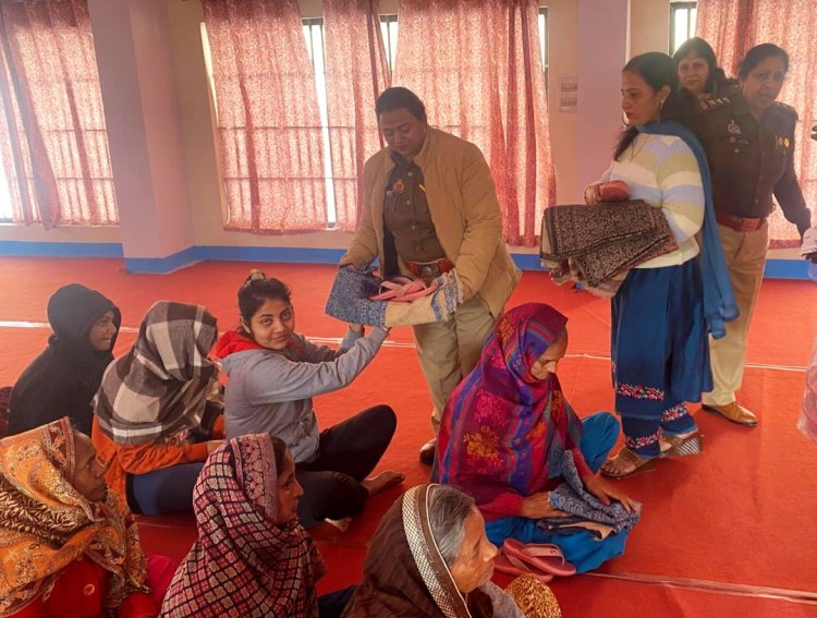 महिला कैदियो को गर्म कपडे, शॉल, चप्पल और गरम जुराबो का किया वितरण