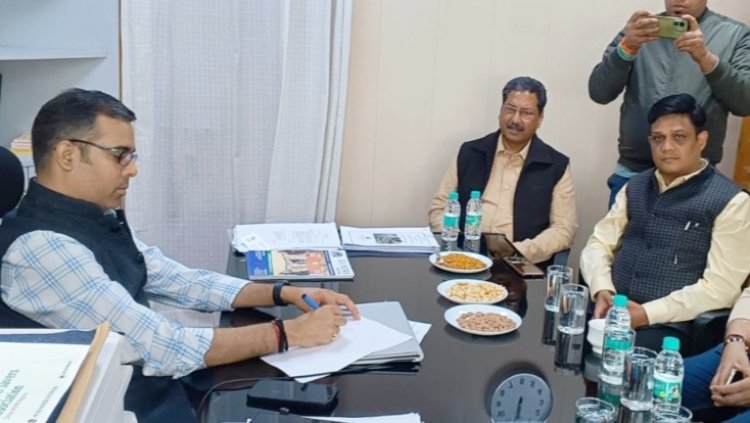 इंडस्ट्रीज और प्रदूषण से संबंधित समस्या पर की चर्चा