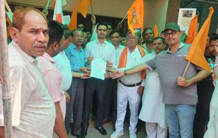 पर्यटकों की जघन्य हत्या के विरोध में व्यापारियों ने किया जोरदार प्रदर्शन