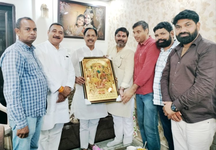 भाजपा महानगर अध्यक्ष महेश चौहान से की सेक्टर 34 की समस्याओं पर चर्चा