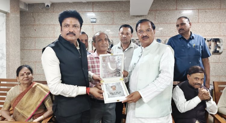 सांसद डॉ महेश शर्मा ने किया फोटो जर्नलिस्ट को सम्मानित