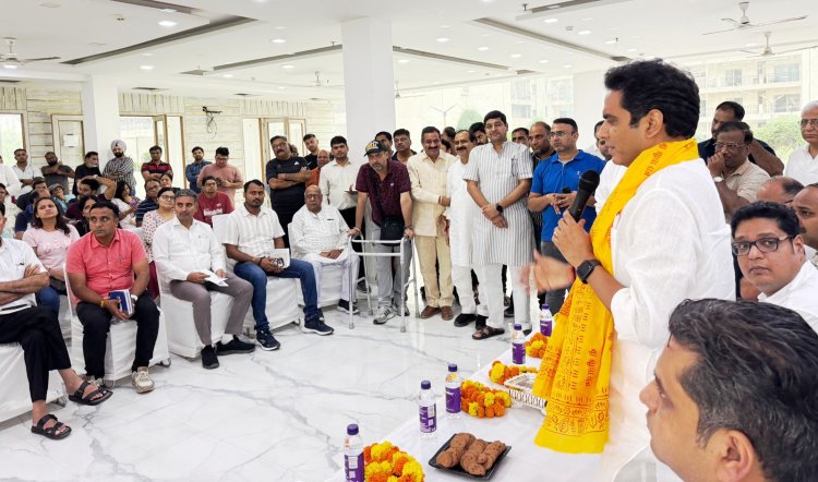 पंकज सिंह ने नोएडा की विभिन्न सोसाइटियों में किया जनसंवाद