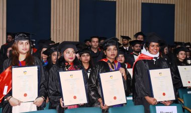 एमिटी विश्वविद्यालय में डिग्री प्राप्त कर खिले छात्रों के चेहरे