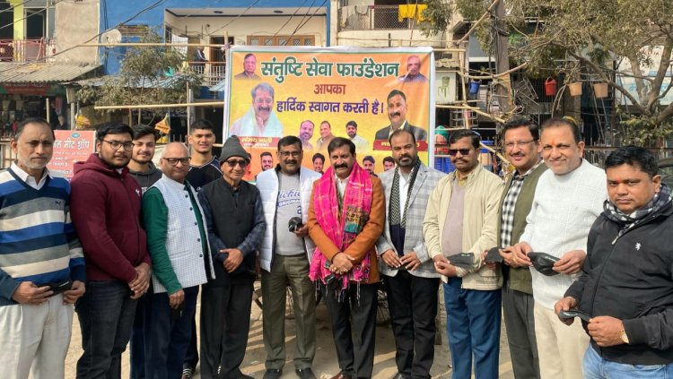 संतुष्टि सेवा फाउंडेशन ने प्रदूषण से बचाव हेतु बांटे मास्क