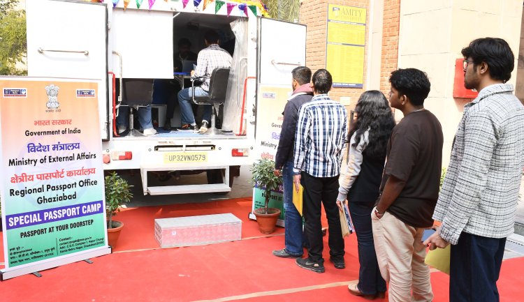एमिटी विश्वविद्यालय में पासपोर्ट सेवा मोबाइल वैन ने की छात्रों को पासपोर्ट बनवाने मे सहायता