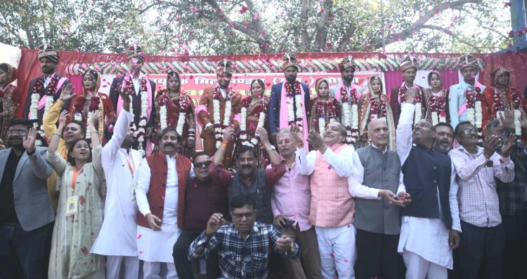 नवयुवक मित्र मंडल ने कराया सामूहिक विवाह, गणमान्य लोगों ने दिया आशीर्वाद